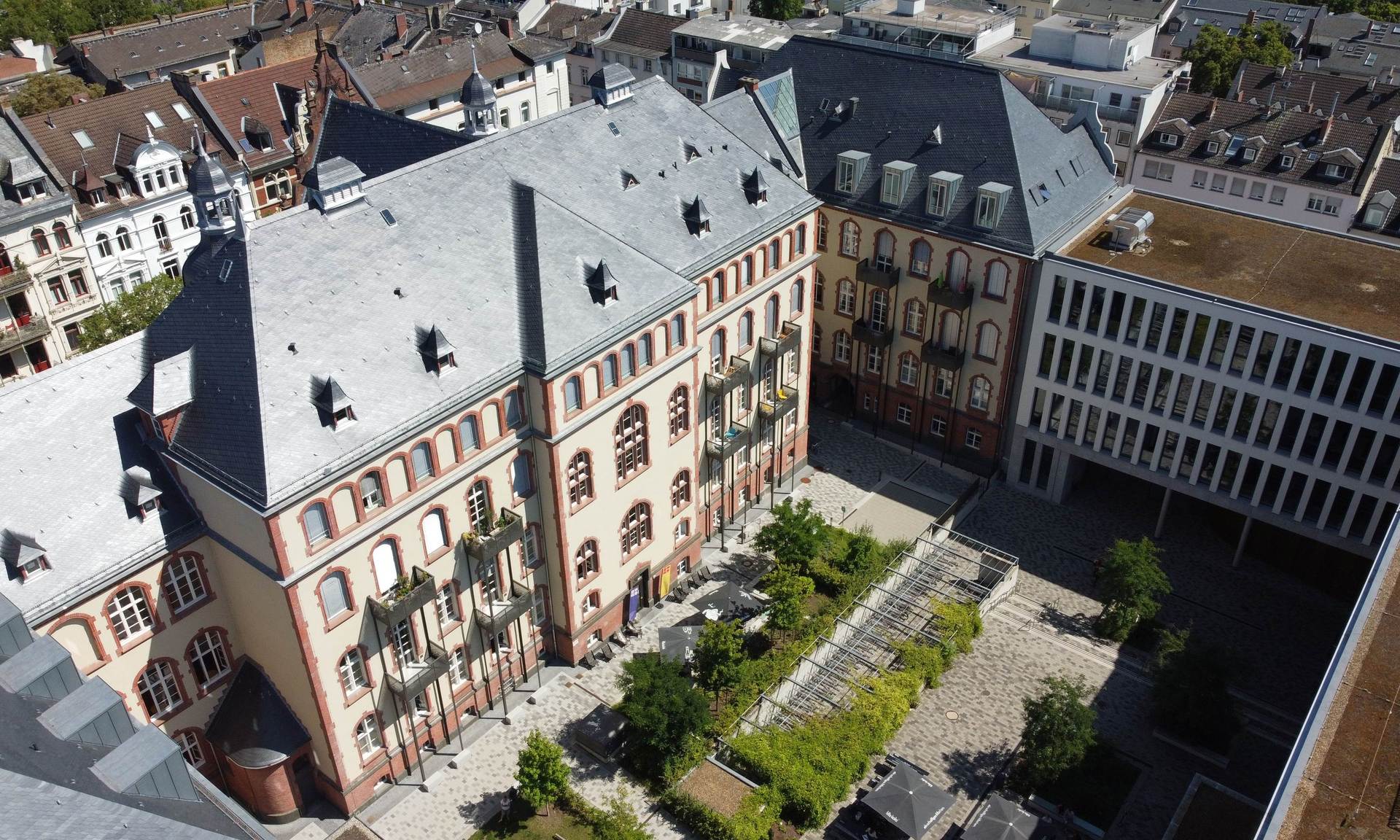 Wiesbaden Altes Gericht aus der Vogelperspektive. Zu erkennen ist zudem der Innenhof des Gebäudes mit seinen Grünflächen.