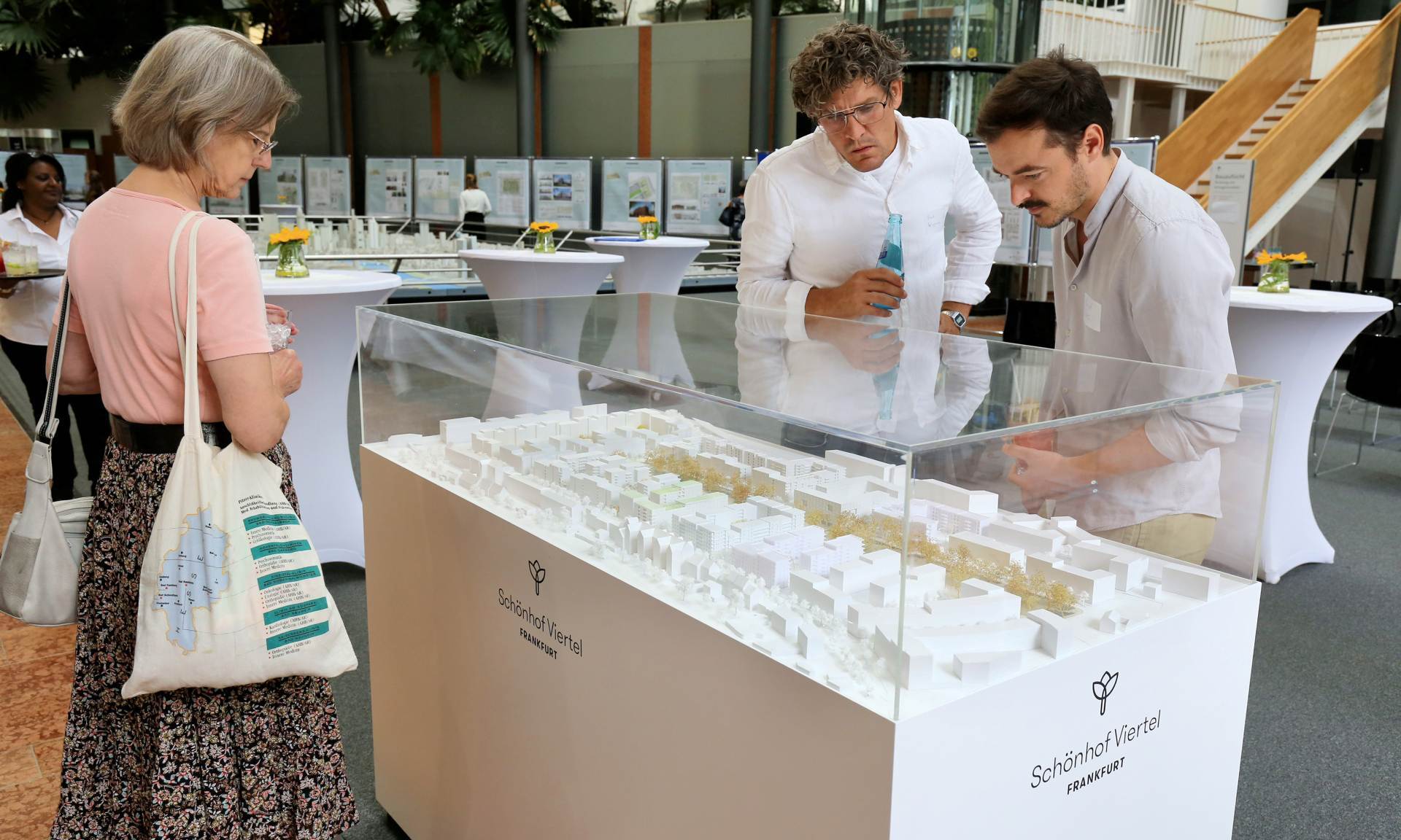 Besucher der Ausstellung betrachten das Modell des Schönhof-Viertels.