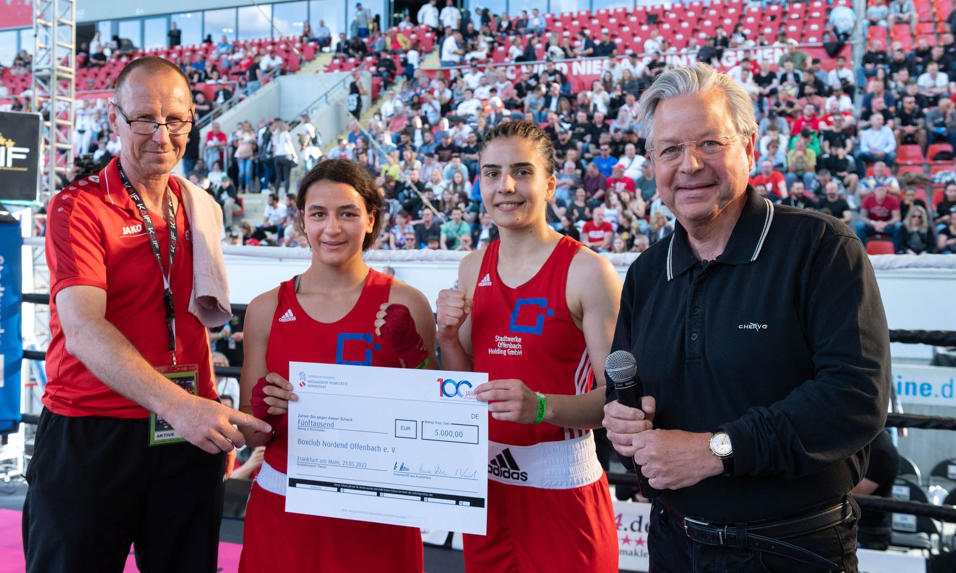 (von links) Bernd Hackfort, Georgiana-Diana Podaru und Maria-Elena Avram und Dr. Constantin Westphal freuen sich über die Spende. Foto NHW/Marc Strohfeld