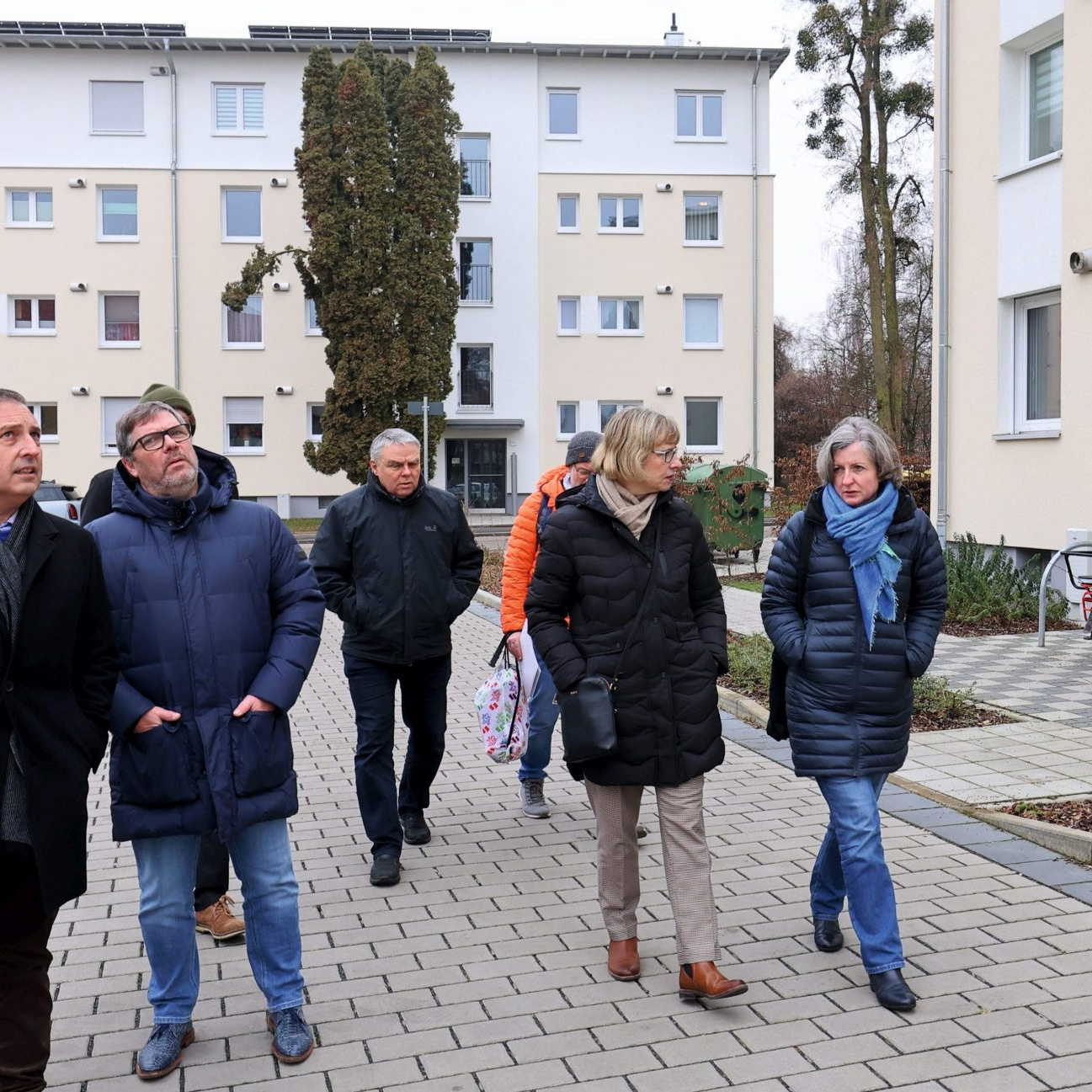 Rundgang durchs Quartier: Monika Fontaine-Kretschmer (2. v. re.) und Simone Fedderke, Sascha Holstein, NHW-Regionalcenterleiter in Kassel (li.) und Joachim Möller, Leiter FB Modernisierung/Großinstandhaltung.