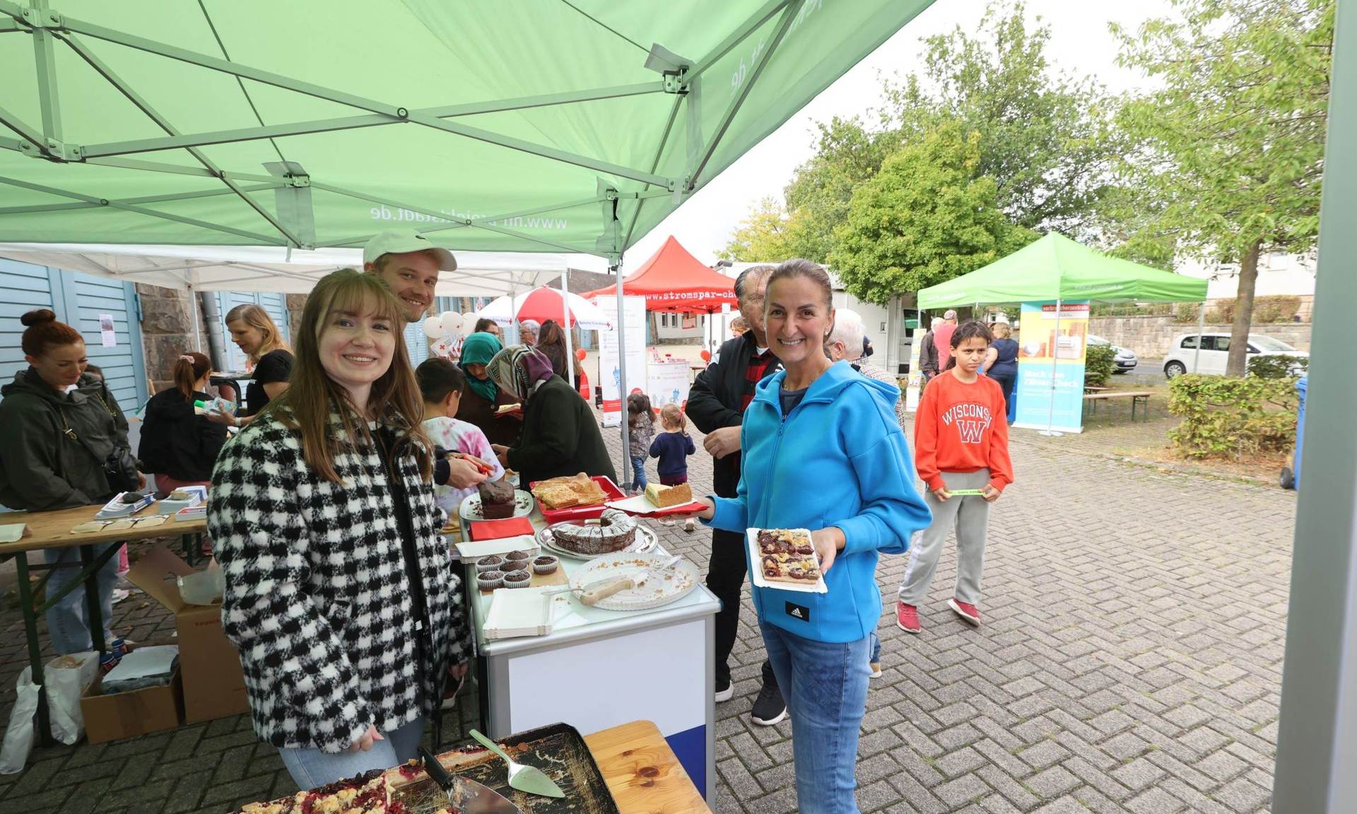 Gut gelaunte Menschen am Kuchenstand