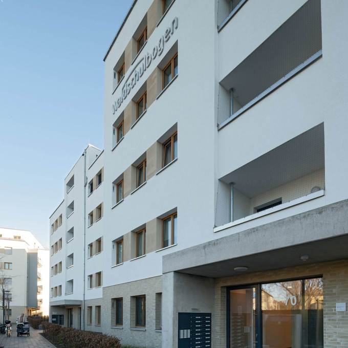 Blick von der Seite auf ein Mehrfamilienhaus