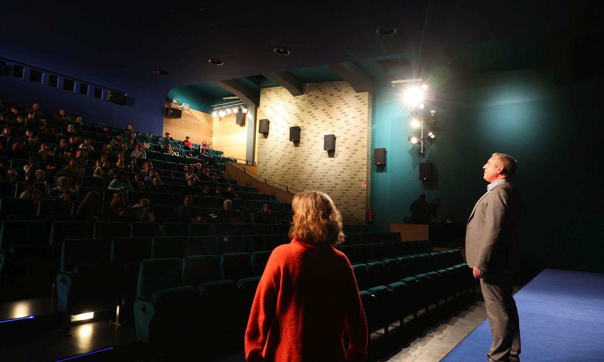 Der RC-Leiter Sascha Holstein und seine Kollegin Jennifer Linke begrüßen die Familien im Kino-Saal kurz vor Beginn der Vorführung.