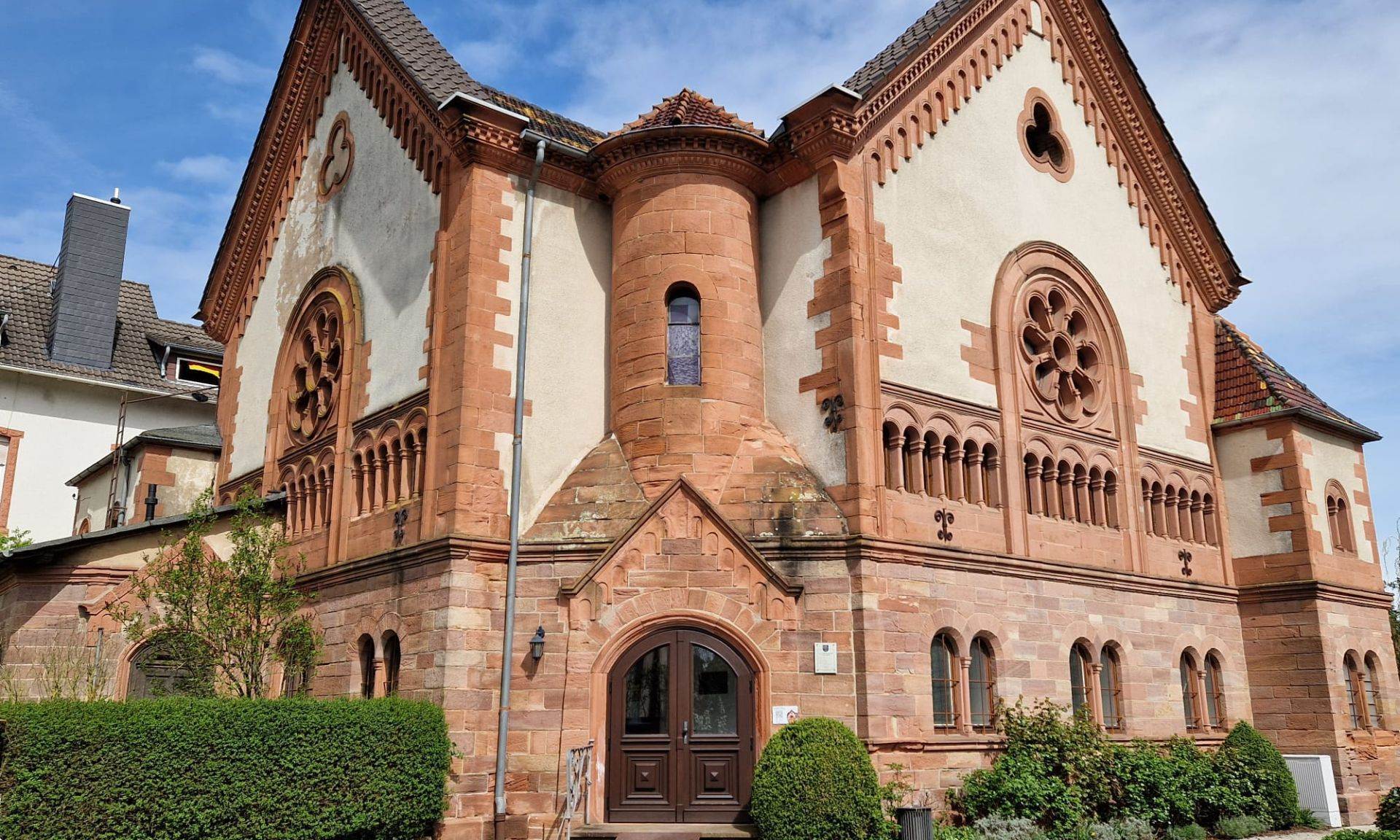 Die Synagoge in Schlüchtern, bestehend aus weißen und roten Ziegeln