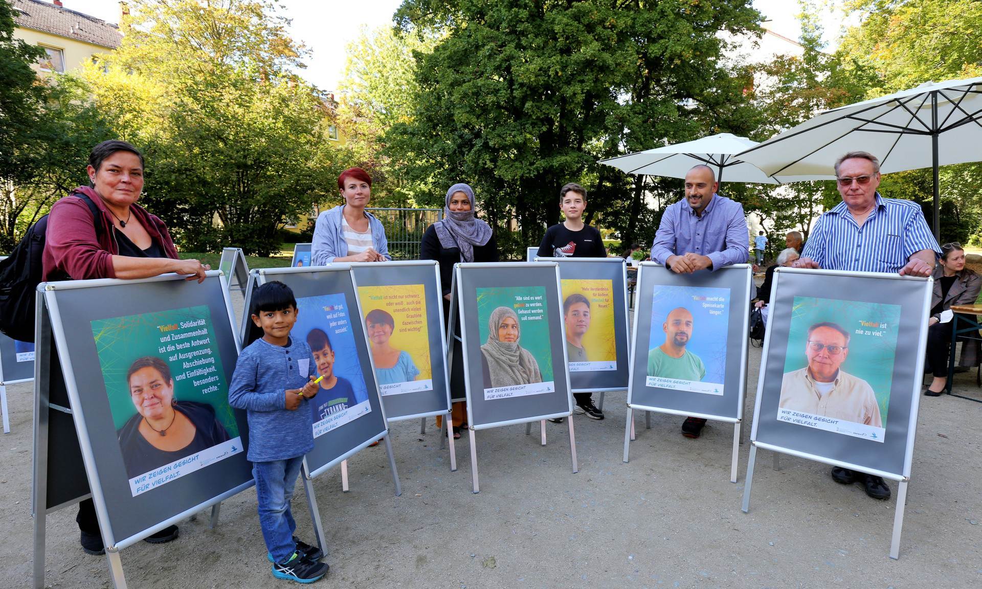 Die Bewohner stehen vor ihren Plakaten