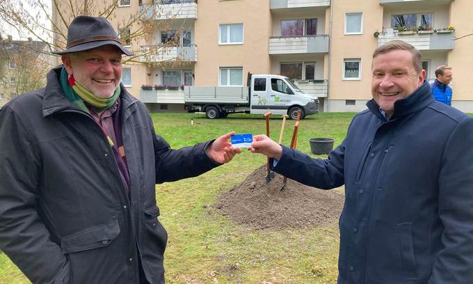 Das Schild für den 100. Baum