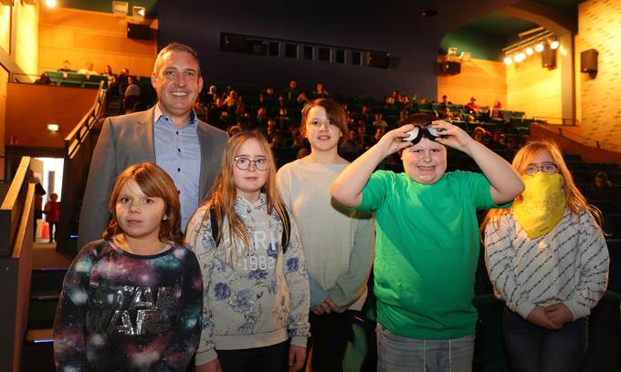 RC-Leiter Sascha Holstein und fünf Kinder mit großer Vorfreude.