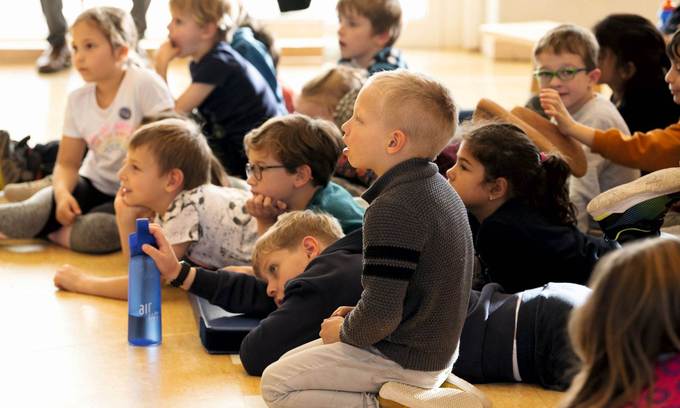 Kinder hören gespannt zu