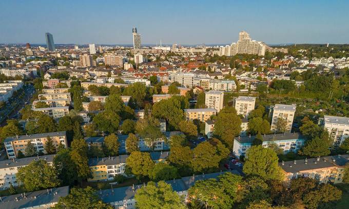 Blick über die Fritz-Kissel-Siedlung zum neuen Henniger-Turm. Foto: NHW / Barbara Staubach.