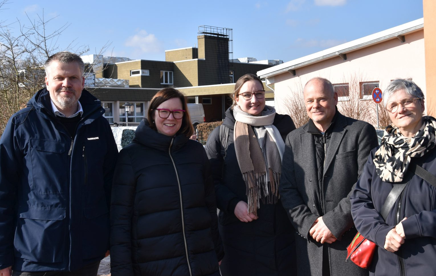 (v. li.) Bürgermeister Stefan Knoche, Staatssekretärin Manuela Strube, Lucy Grossmann (Programmverantwortliche im Hessischen Wirtschaftsministerium), Ulrich Türk (ProjektStadt, Fachbereichsleiter Stadtentwicklung Nord) und Veronika Schreck (ProjektStadt, Quartiersmanagerin).