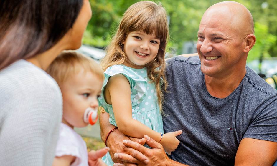 Vater und Mutter mit zwei Kindern.