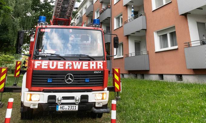 Ein Feuerwehrmann wird per Drehleiter in das Stockwerk gebracht, in dem eine zu rettende Person ist.