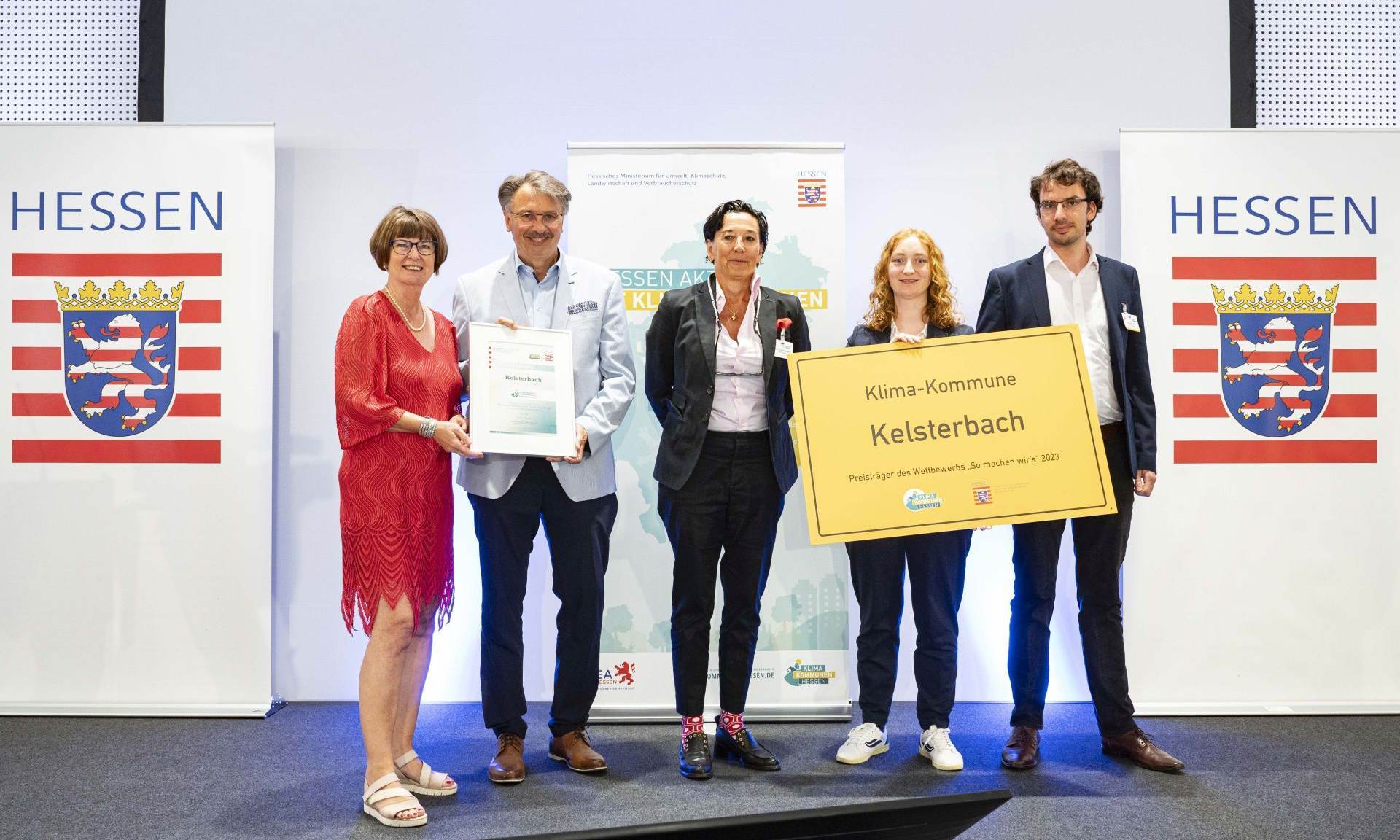 (v.li.) Hessens Umweltministerin Hessen Priska Hinz, Kelsterbachs Bürgermeister Manfred Ockel, Marion Schmitz-Stadtfeld (Fachbereichsleiterin ProjektStadt), Katharina Müller (Projekteiterin ProjektStadt) und Maximilian Barth (Klimaschutzmanager Stadt Kelsterbach). 