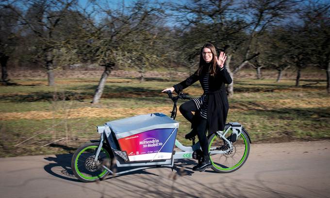 Frau auf Lastenrad