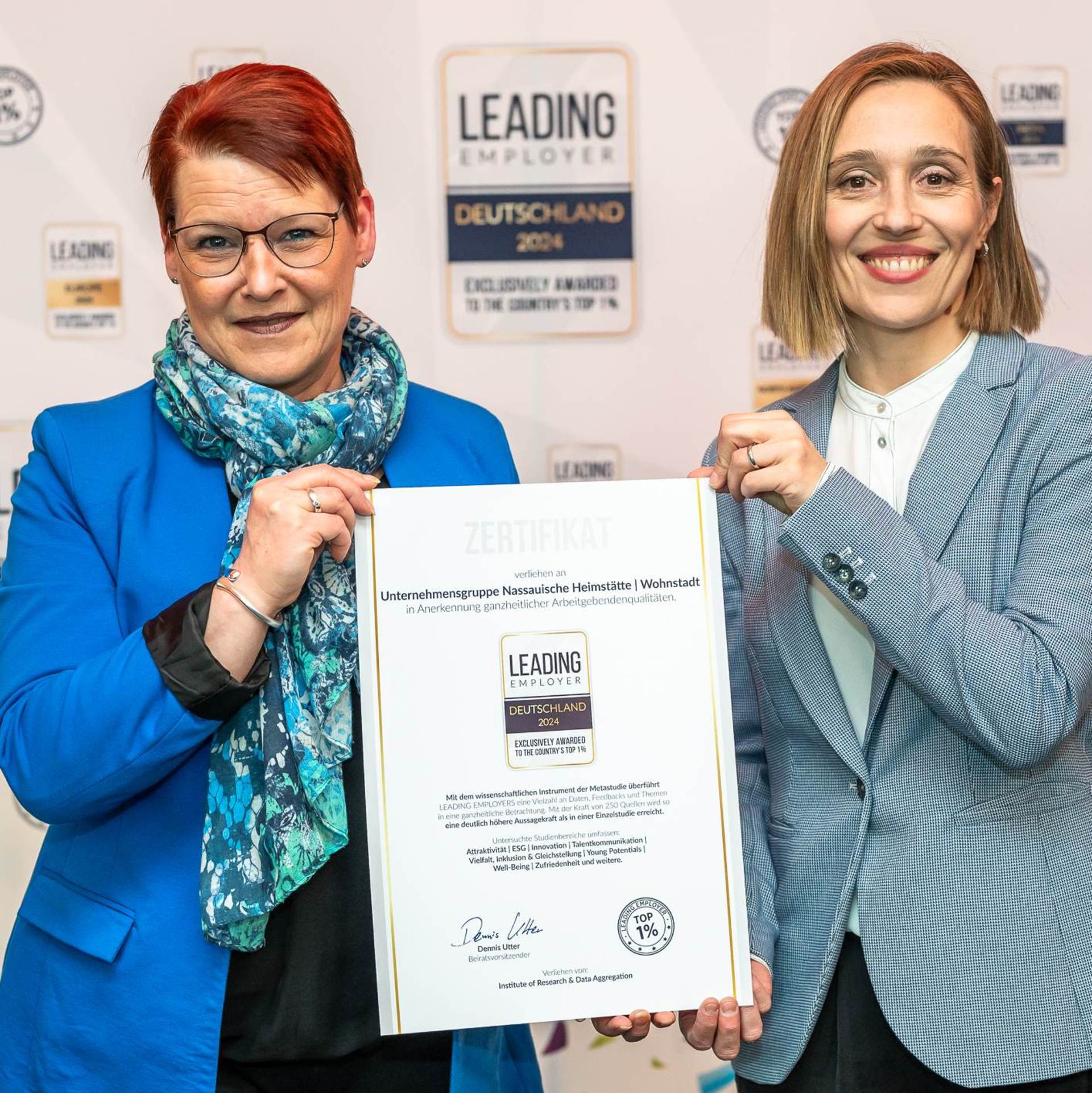 Sichtlich stolz nahm Heike Loh aus dem Bereich Recruiting und Personalbetreuung die Auszeichnung von CEO Gerlinde Utter entgegen. 