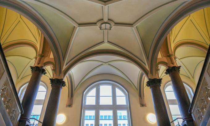 Blick auf historisches Fenster und Deckengewölbe im Alten Gericht
