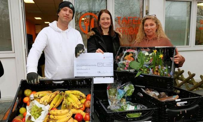 Spende für die Tafel Offenbach: NHW-Regionalcenterleiterin Sabine Mehlis (Mi.) übergibt den Scheck an Leiterin Christine Sparr und Mitarbeiter Daniele Sciortino. 