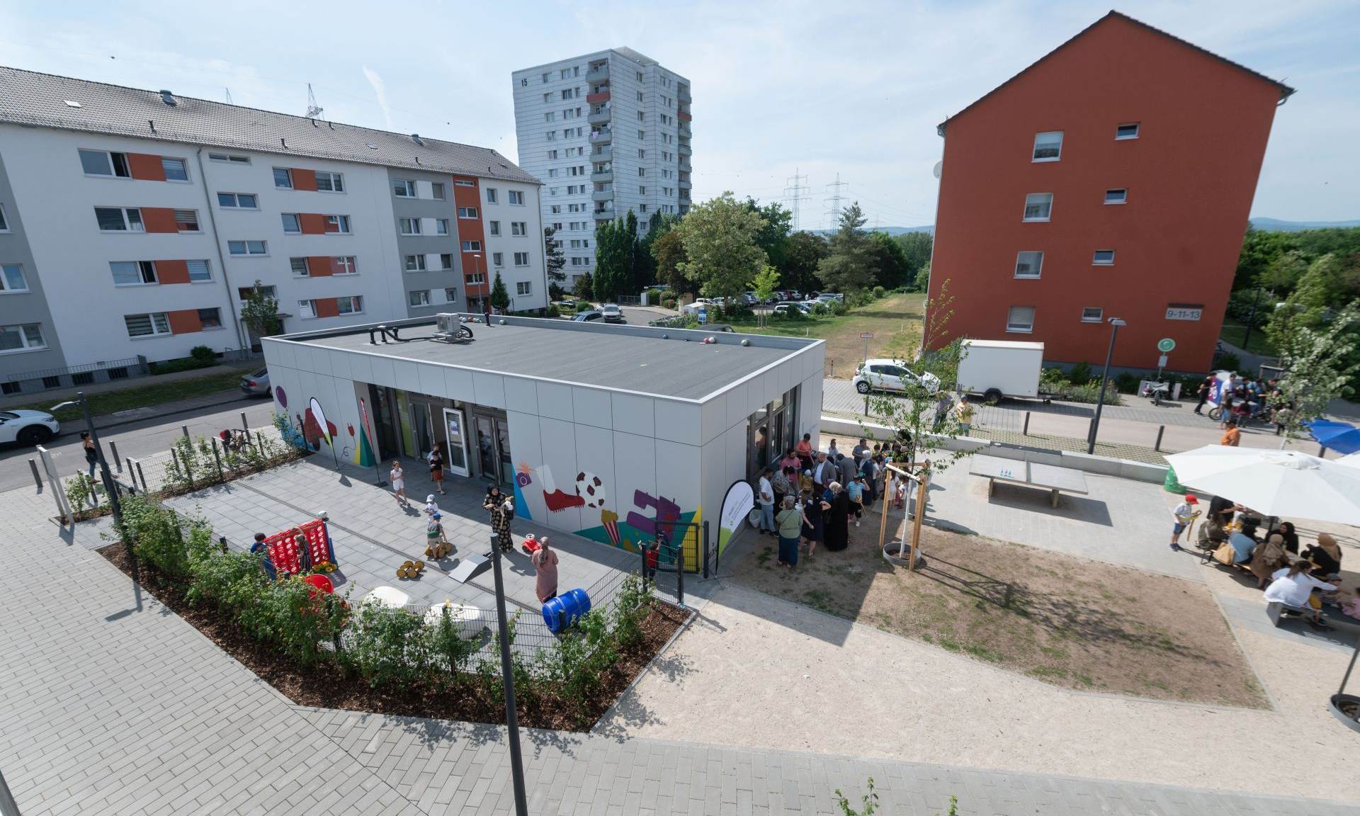 Blick von oben auf Platz mit Menschen und Gebäuden