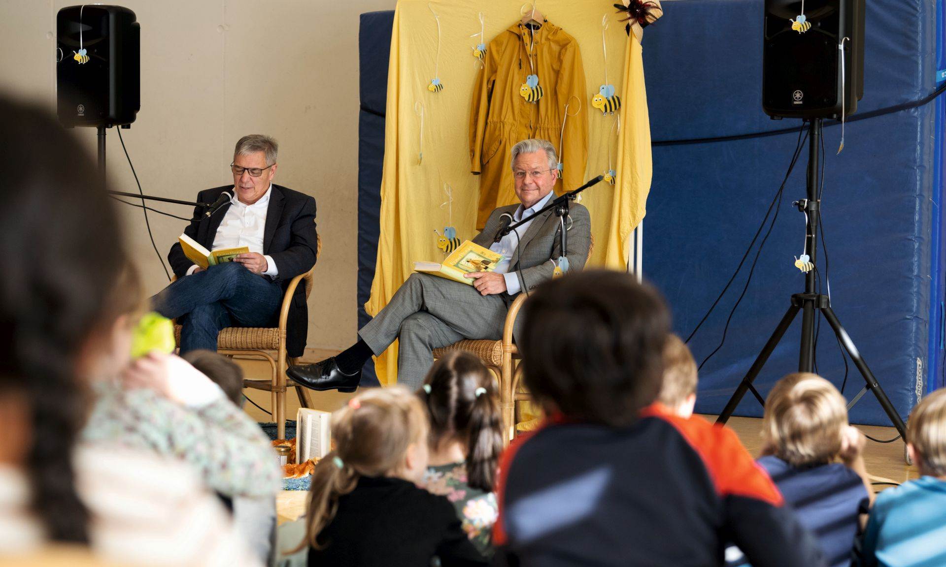 Dr. Constantin Westphal und Wiesbadens Oberbürgermeister Gert-Uwe Mende lasen aus dem Kinderbuch „Und plötzlich war Frau Honig da"