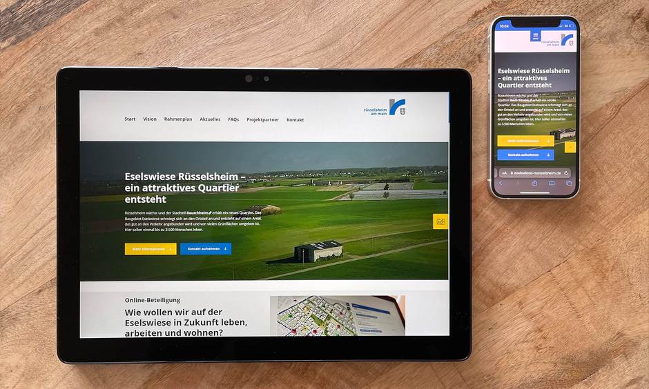 Internetseite eines Stadtentwicklungsprojekts auf Tablet und Handy