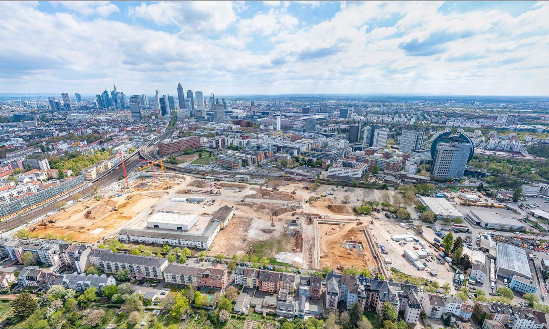 Das gesamte Schönhofviertel aus der Vogel Perspektive. Zu sehen ist eine große Baustelle.