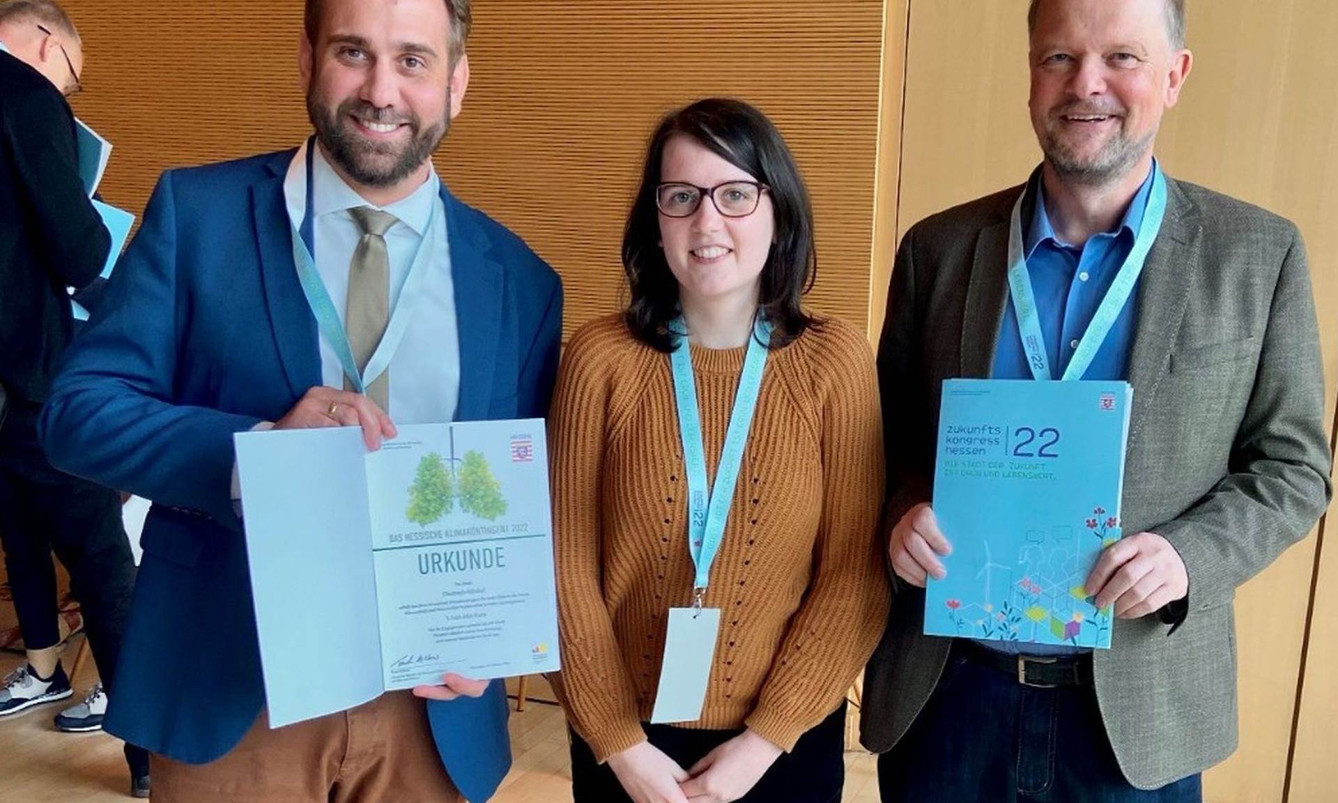 Erster Stadtrat Björn Sommer (Stadt Oestrich-Winkel), Jennifer Höltge (Klimaschutzmanagerin der Stadt Oestrich-Winkel) und Peter Foißner (ProjektStadt, Stadtentwicklung Süd) (v.l.n.r.). Foto: NHW