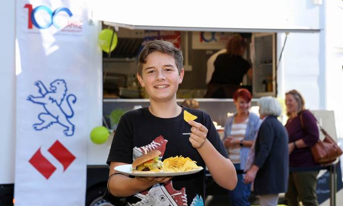 Junge mit Essen vor unserem Machbarschaftsmobil