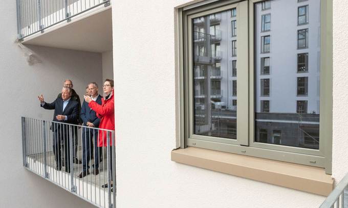 Blick vom Balkon: (v.re.) Bundesbauministerin Klara Geywitz mit den NHW-Geschäftsführern Dr. Thomas Hain und Dr. Constantin Westphal.