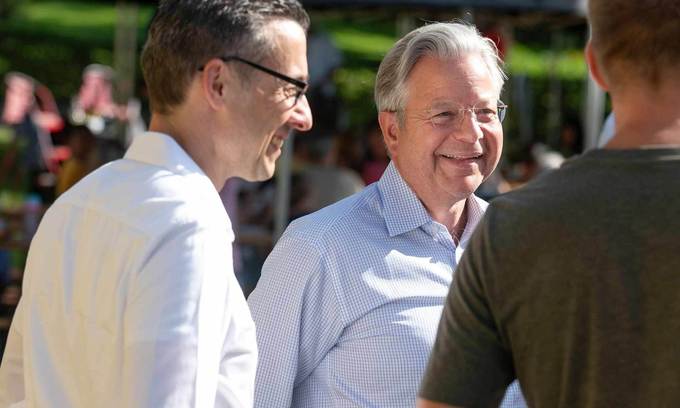 NHW-Regionalcenterleiter Thomas Türkis und NHW- Geschäftsführer Dr. Constantin Westphal im Gespräch mit Bewohnern. Foto: NHW/Strohfeldt