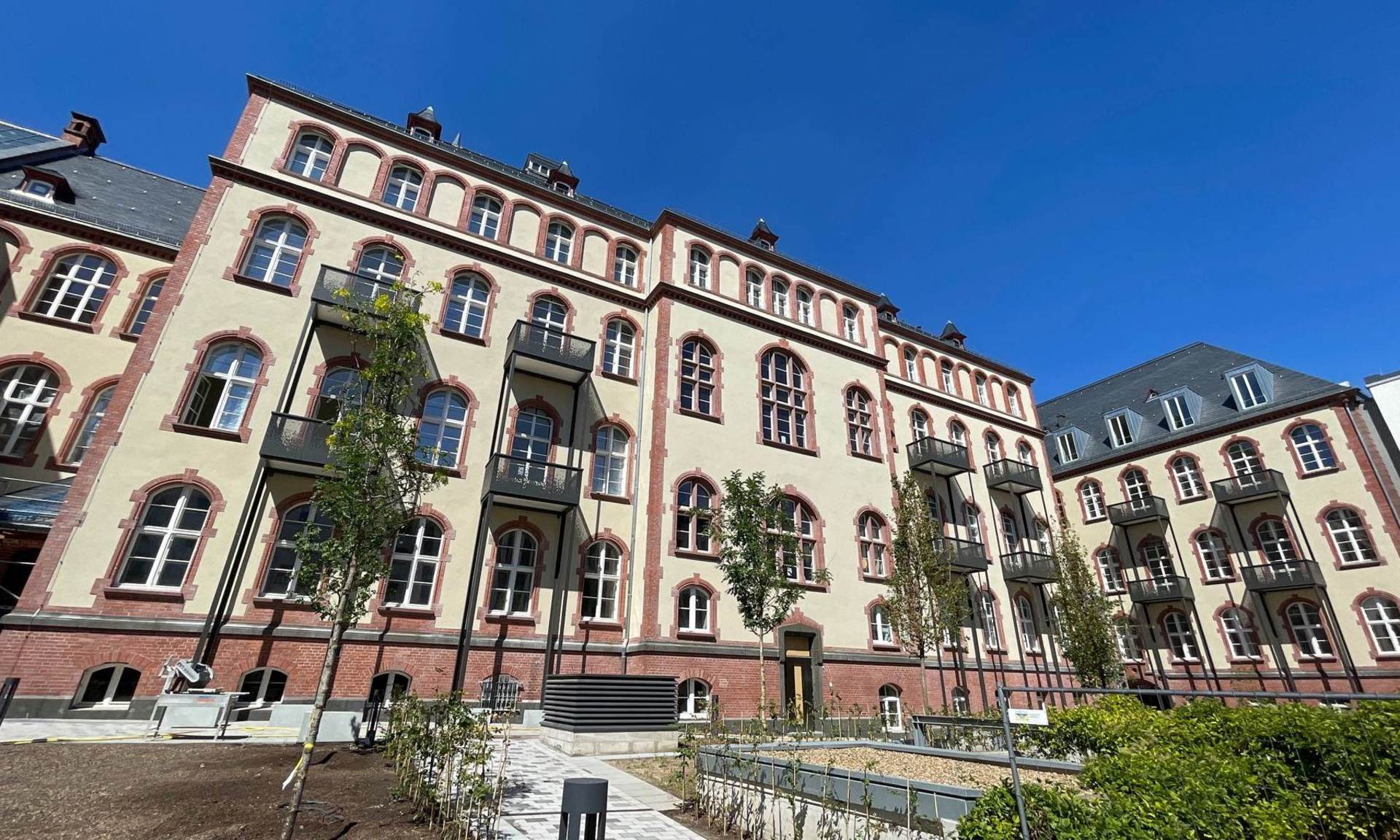 Blick von vorne auf das Alte Gericht in Wiesbaden