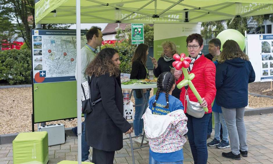 An einem Stand der Projektstadt werden Ballon-Tiere verteilt.