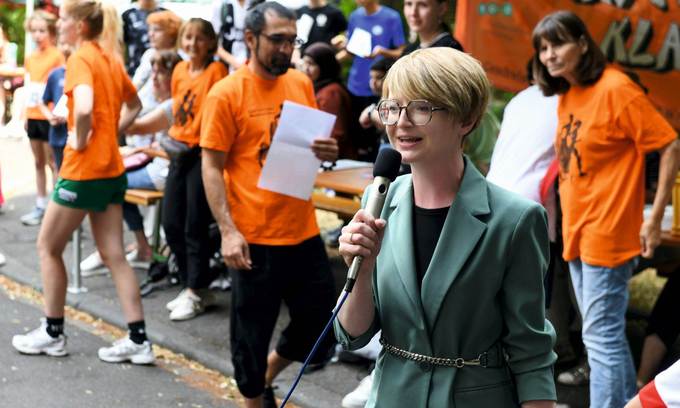 Wiesbadens Sozialdezernentin Dr. Patricia Becher eröffnet den Hochhauslauf.