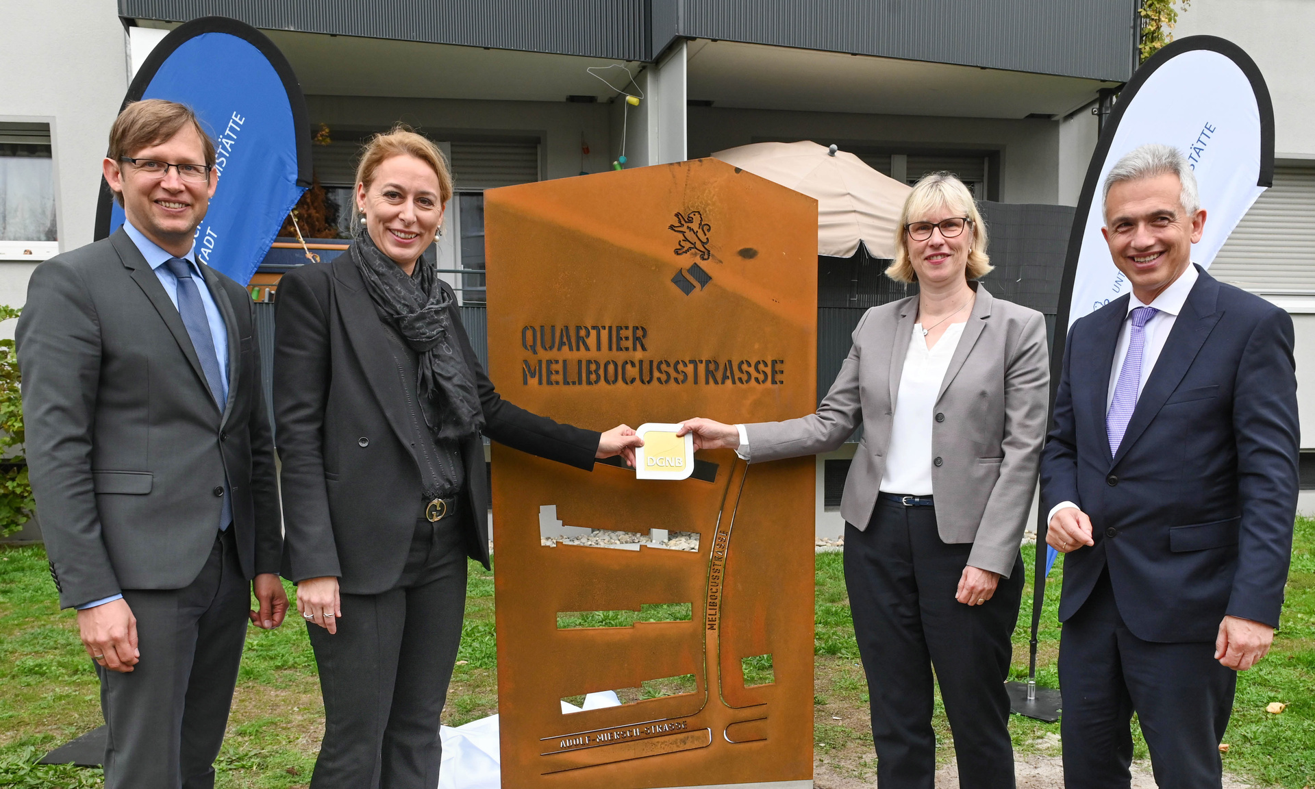 Enthüllten die Stele mit der DGNB-Plakette (v.l.n.r.): Wirtschaftsstaatssekretär Jens Deutschendorf, Dr. Christine Lemaitre (Geschäftsführender Vorstand DGNB), Monika Fontaine-Kretschmer (Geschäftsführerin der Nassauischen Heimstätte) und Frankfurts Oberbürgermeister Peter Feldmann.