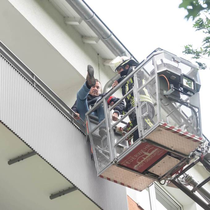 Eine Person wird mit Hilfe der Drehleiter vom Balkon gerettet