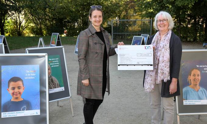 NHW-Regionalcenterleiterin Sabine Mehlis überreicht den Spendenscheck an Veronika Martin vom Mehrgenerationenhaus