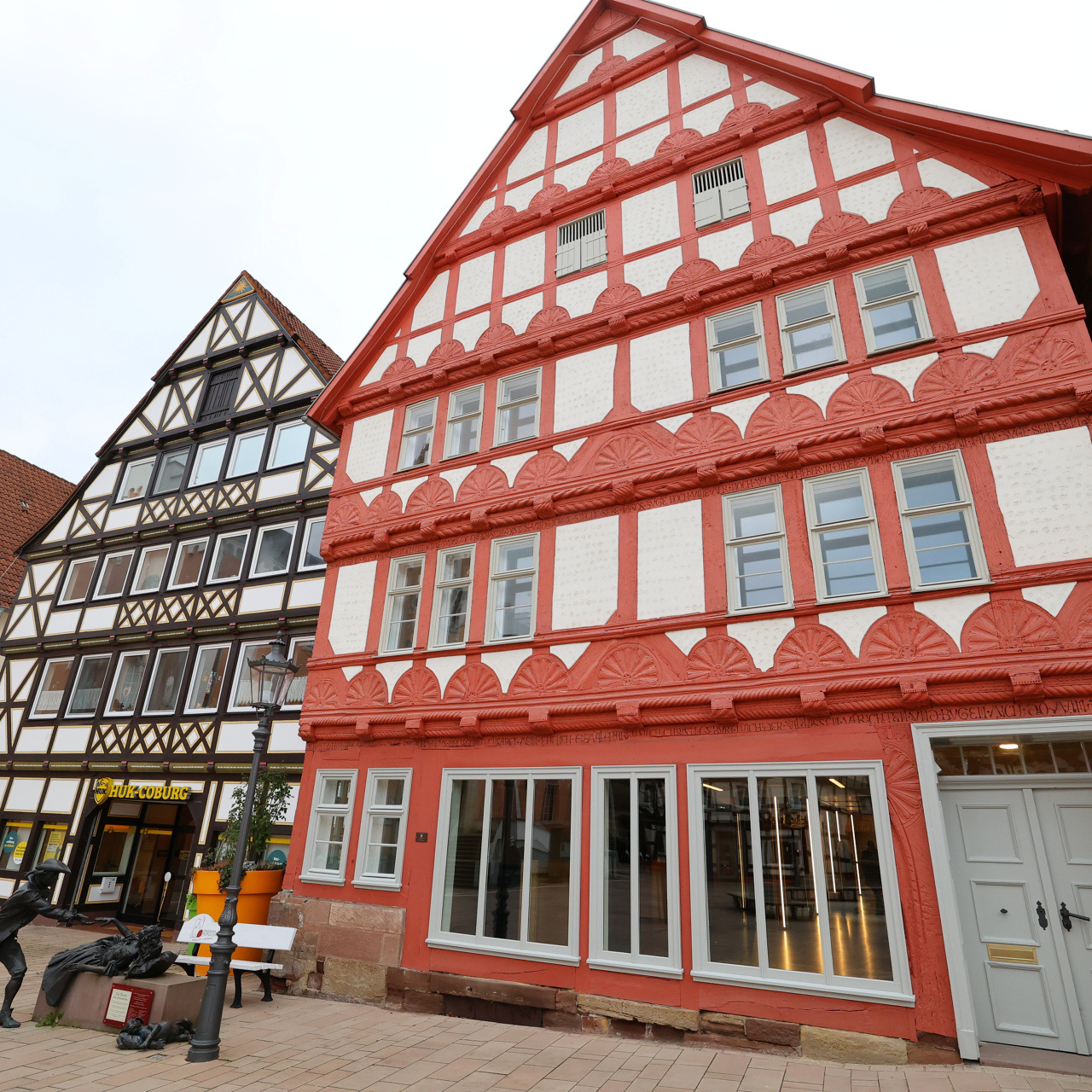 Frisch renovierte Fachwerkhäuser am Marktplatz in Hofgeismar