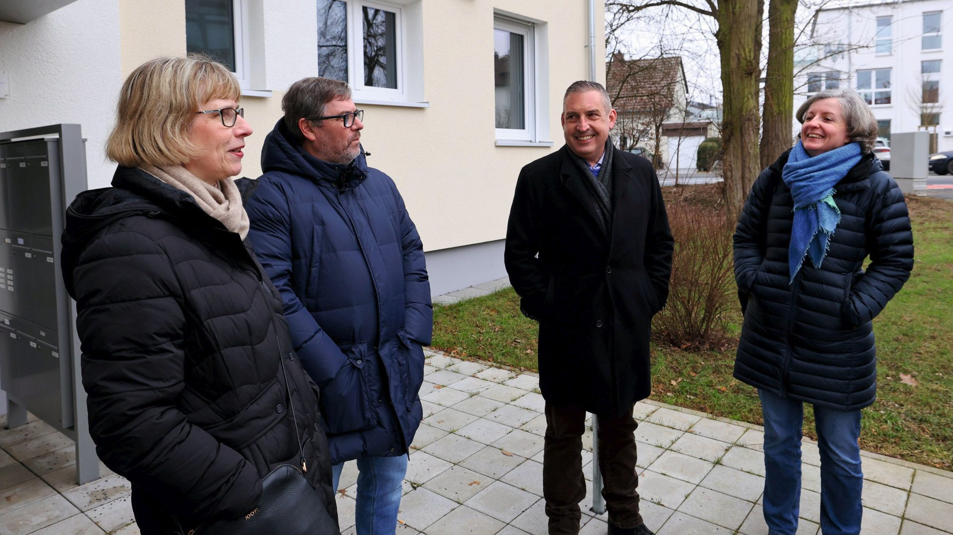 NHW-Geschäftsführerin Monika Fontaine-Kretschmer (li.), Kassels Stadtklimarätin Simone Fedderke, NHW-Regionalcenterleiter Kassel Sascha Holstein (2. v. re.) und Joachim Mölller (NHW, Fachbereichsleiter Modernisierung/Großinstandhaltung) tauschten sich beim Presserundgang in Harleshausen intensiv aus. 