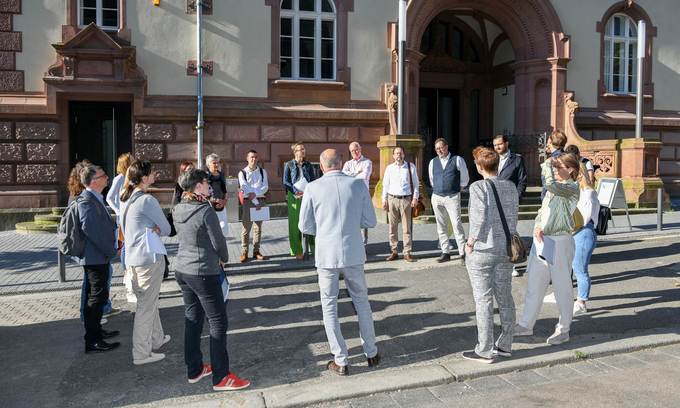Begrüßung der Jury vor dem Alten Gericht in Wiesbaden