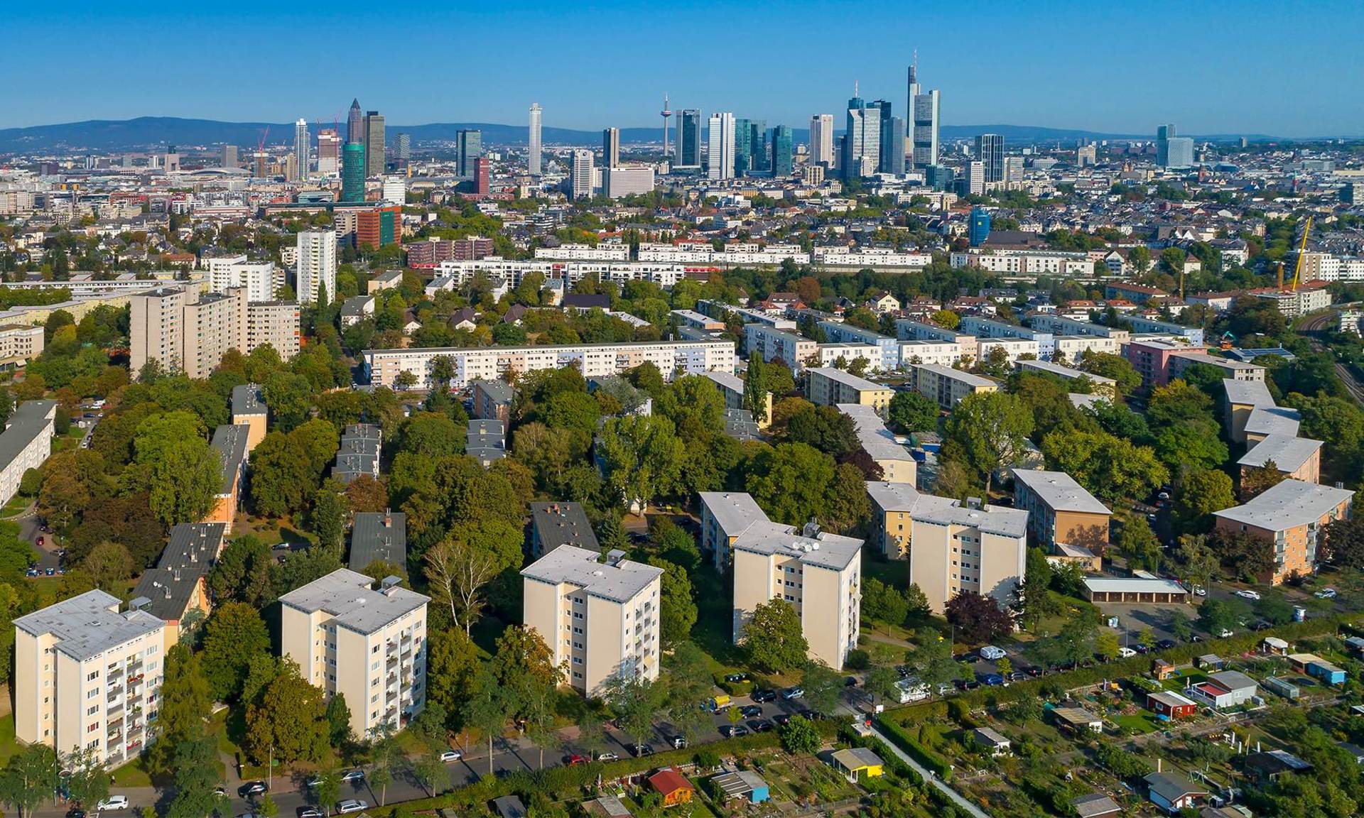 Blick über die Fritz-Kissel-Siedlung auf die Frankfurter Skyline. Foto: NHW / Barbara Staubach.