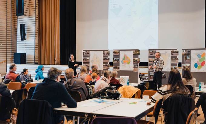 Kinder und Erwachsene in einem Workshop zur Spielplatzgestaltung