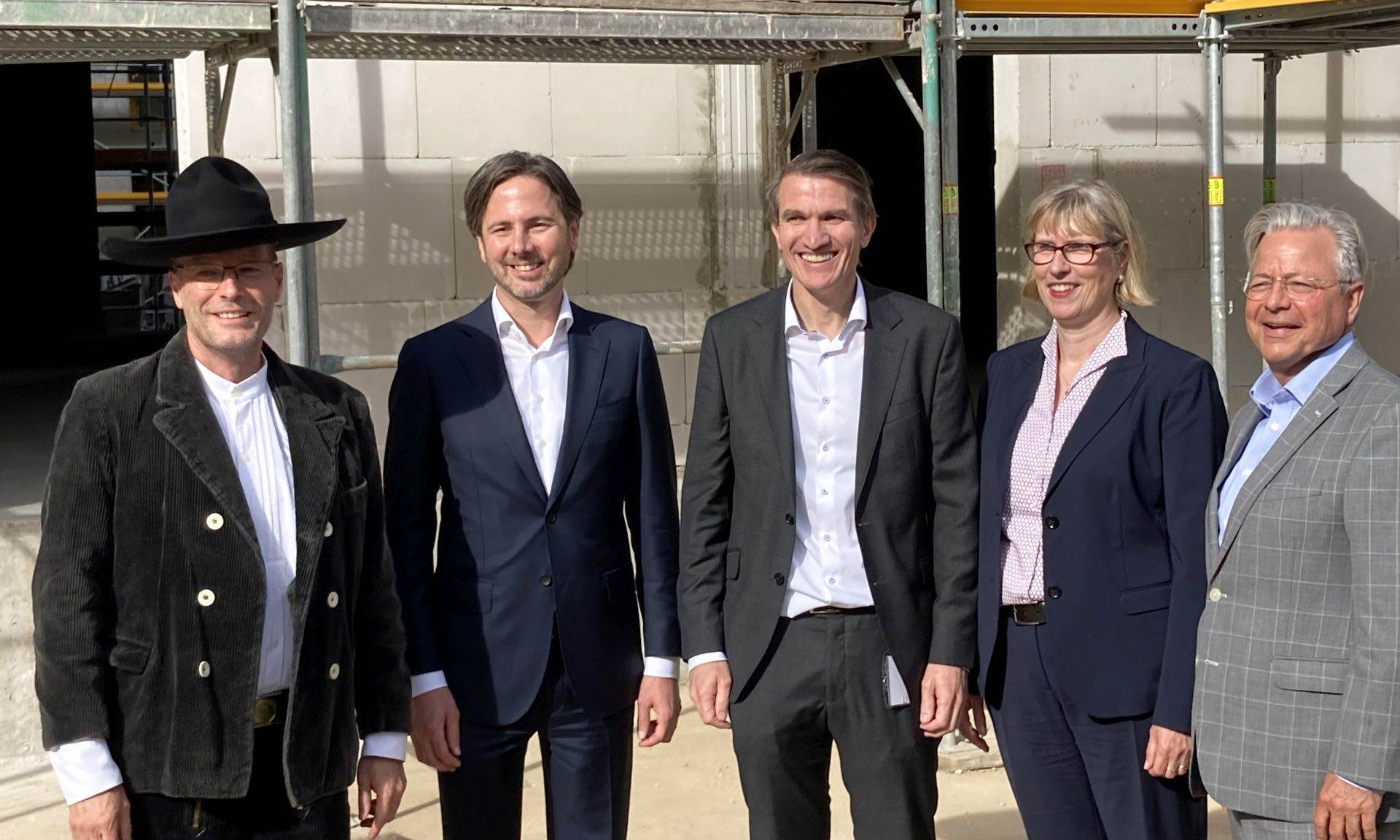 Nach dem Richtspruch: Alexander Endlich (Projektleiter Peter Gross Hochbau), Marcus Gwechenberger (Dezernent für Planen und Wohnen Stadt Frankfurt), Ralf Werner (Geschäftsführer Instone Real Estate Development GmbH), Monika Fontaine-Kretschmer und Dr. Constantin Westphal (beide Geschäftsführer NHW). 