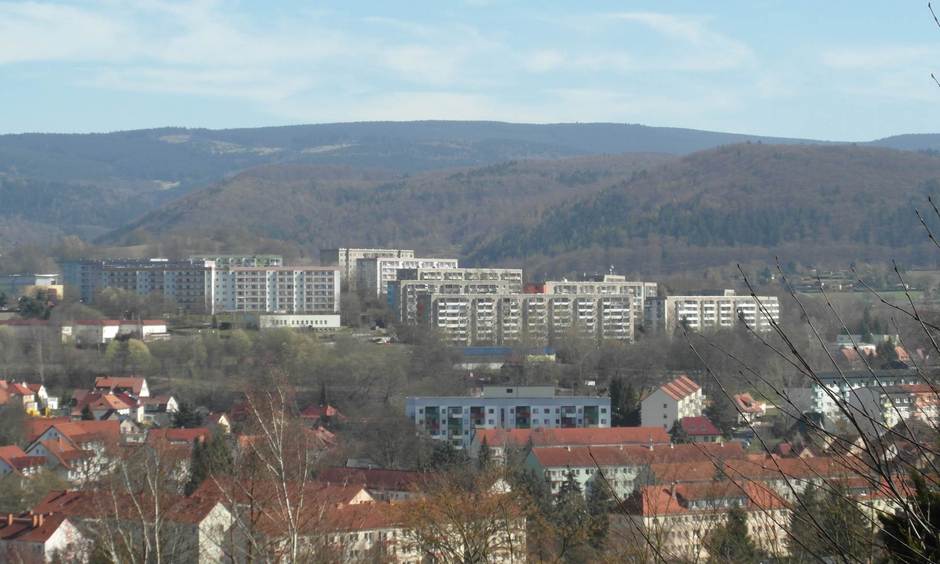 Blick auf die Plattenbauten. Foto: NHW