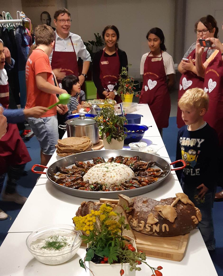 Bei einem gemeinsamen Essen zeigen Anwohnerinnen und Anwohner die kulinarische Vielfalt im Quartier. Foto: NHW