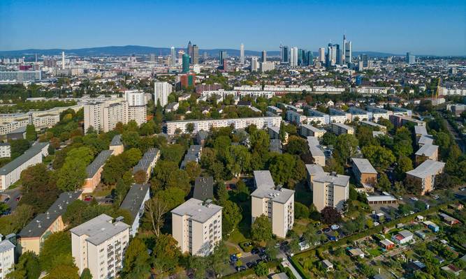 Blick über die Fritz-Kissel-Siedlung auf die Frankfurter Skyline