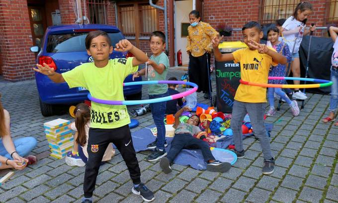 Kinder mit Hoola-Hoop-Reifen und anderem Spielzeug