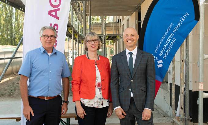 v.l.: Otfried Sinner Vorstand Traumhaus AG, Monika Fontaine-Kretschmer, Geschäftsführerin NHW und Staatssekretär Philipp Nimmermann freuten sich über das Richtfest für die beiden Bauabschnitte Foto NHW/Stefan Krutsch