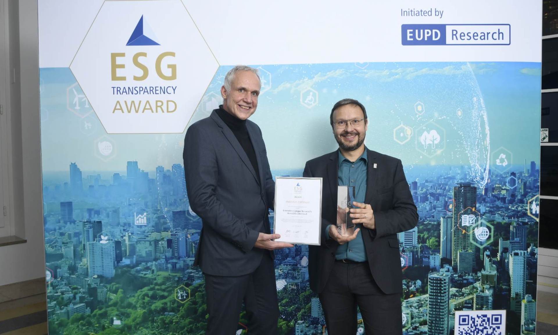 Felix Lüter erhält den ESG Transparency Awards aus den Händen von Jens Mürke.
