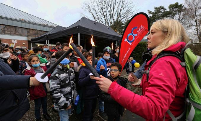 Marielene Höflich entzündet die Fackeln der Kinder.