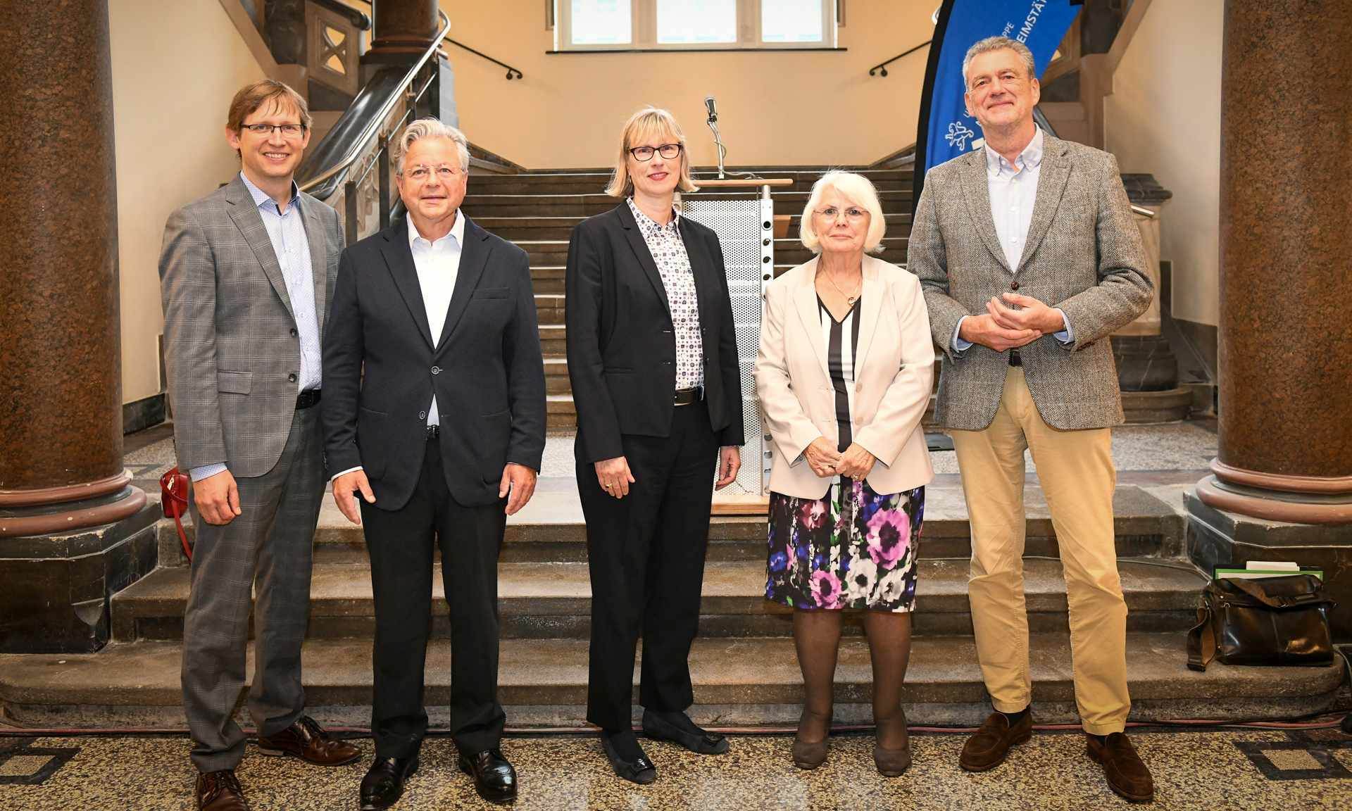 (v.l.) Staatssekretär Jens Deutschendorf, NHW- Geschäftsführer Dr. Constantin Westphal, NHW-Geschäftsführerin Monika Fontaine-Kretschmer, Stadträtin Gabriele Wolf und Staatssekretär Dr. Martin J. Worms weihten das Alte Gericht in neuer Wirkung ein.