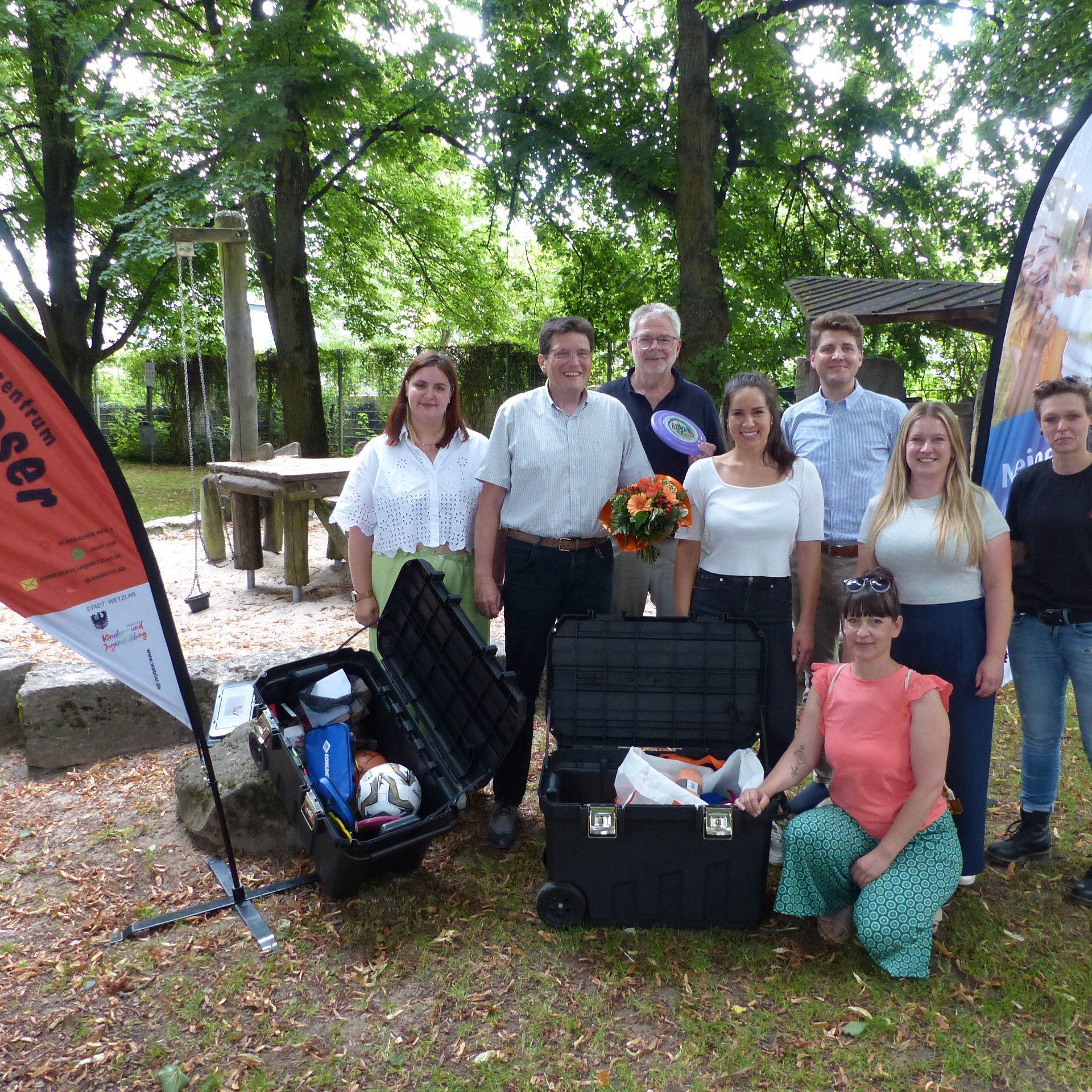 NHW-Servicecenterleiter Hendrik Hoekstra (3. v. li.), Alexander Hauschild von der Sozialen Quartiersentwicklung der NHW (3. v. re.) und Kundenmanagerin Janina Müller (4. v. li.) übergeben die Spende an Bürgermeister Dr. Andreas Viertelhausen (2. v. li.) sowie Vertreterinnen der Abteilung Kinder- und Jugendbildung der Stadt Wetzlar, des Quartiersmanagements und der Gemeinwesenarbeit.